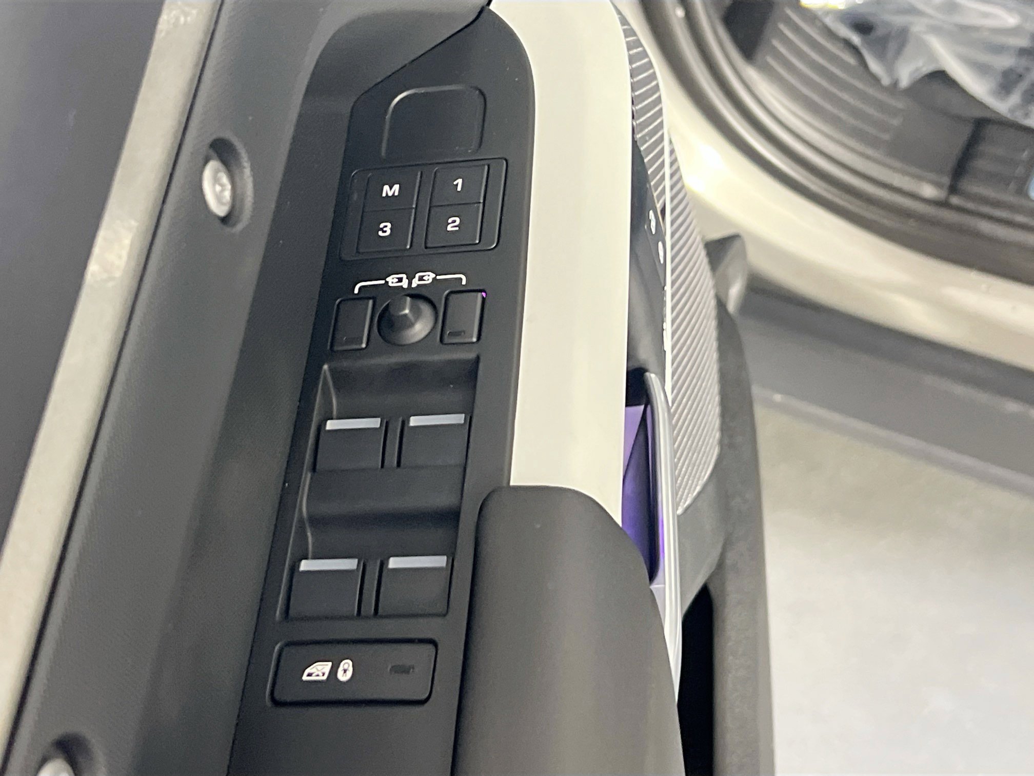 Used 2024 Land Rover Defender 110 X-Dynamic SE image 18