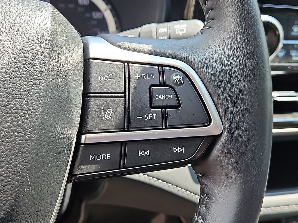 Used 2025 Toyota Highlander LE AWD/4WD image 23