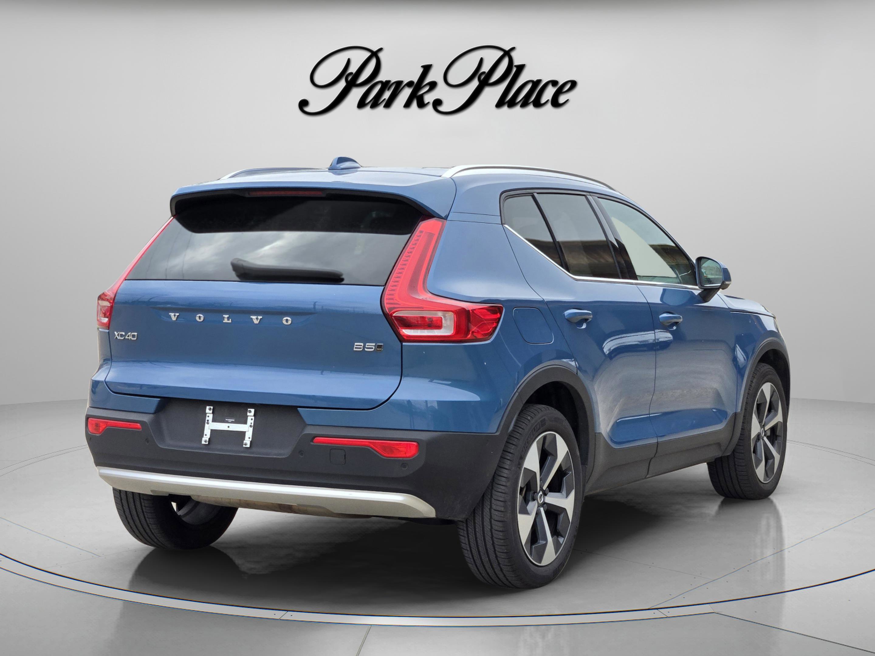 Used 2025 Volvo XC40 B5 Plus image 6