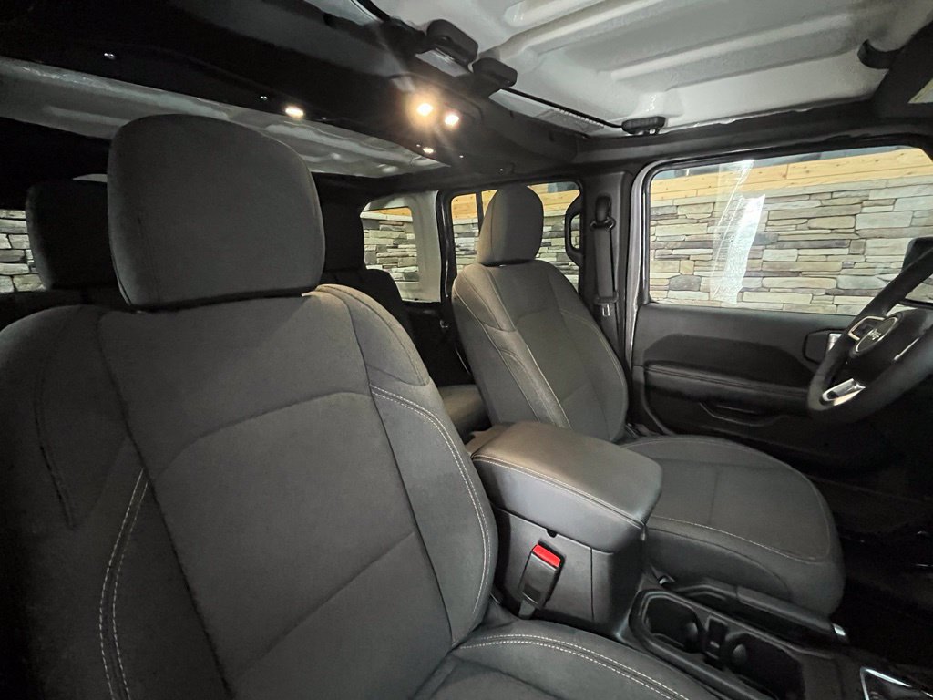 Used 2026 Jeep Wrangler Unlimited Sahara AWD/4WD image 24