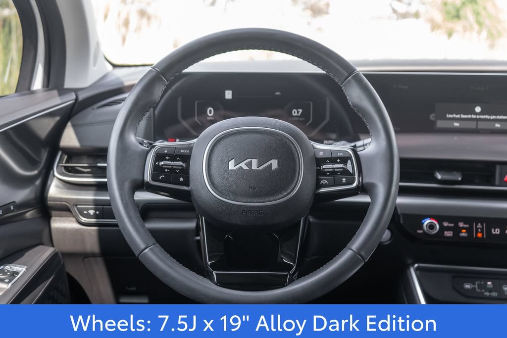 Used 2025 Kia Carnival SX w/ SX Dark Edition Package FWD image 16