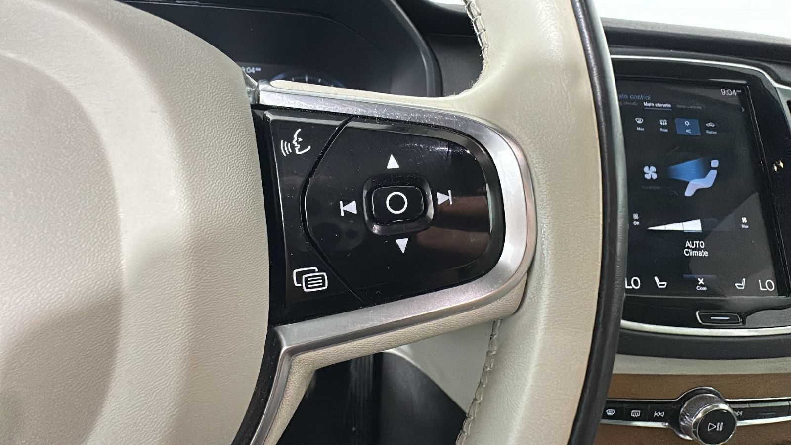 Used 2021 Volvo XC90 T6 Momentum AWD/4WD image 18