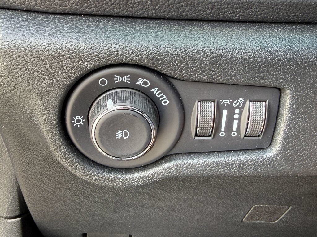 Used 2026 Chrysler Pacifica Limited FWD image 37
