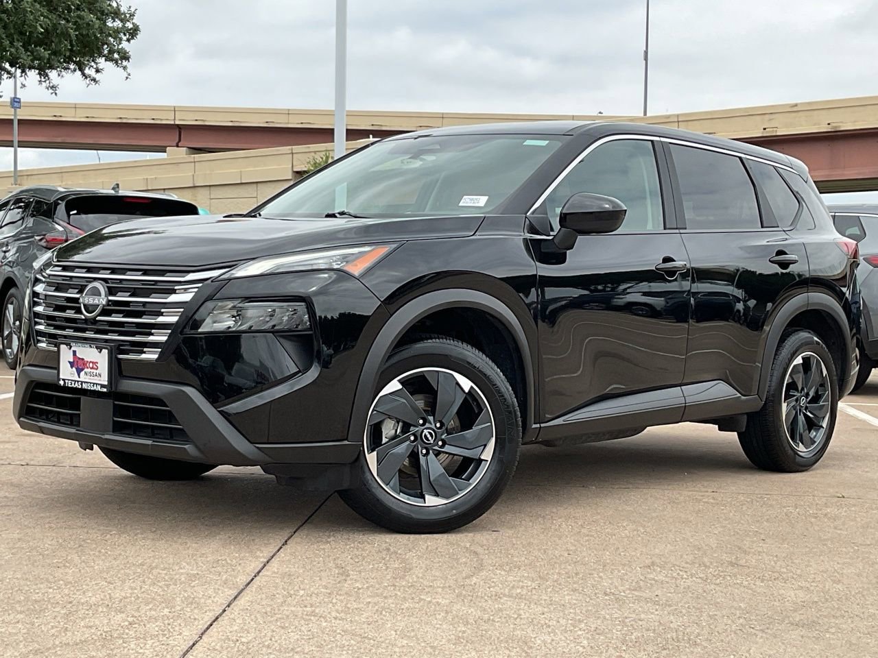 Used 2025 Nissan Rogue SV FWD image 2