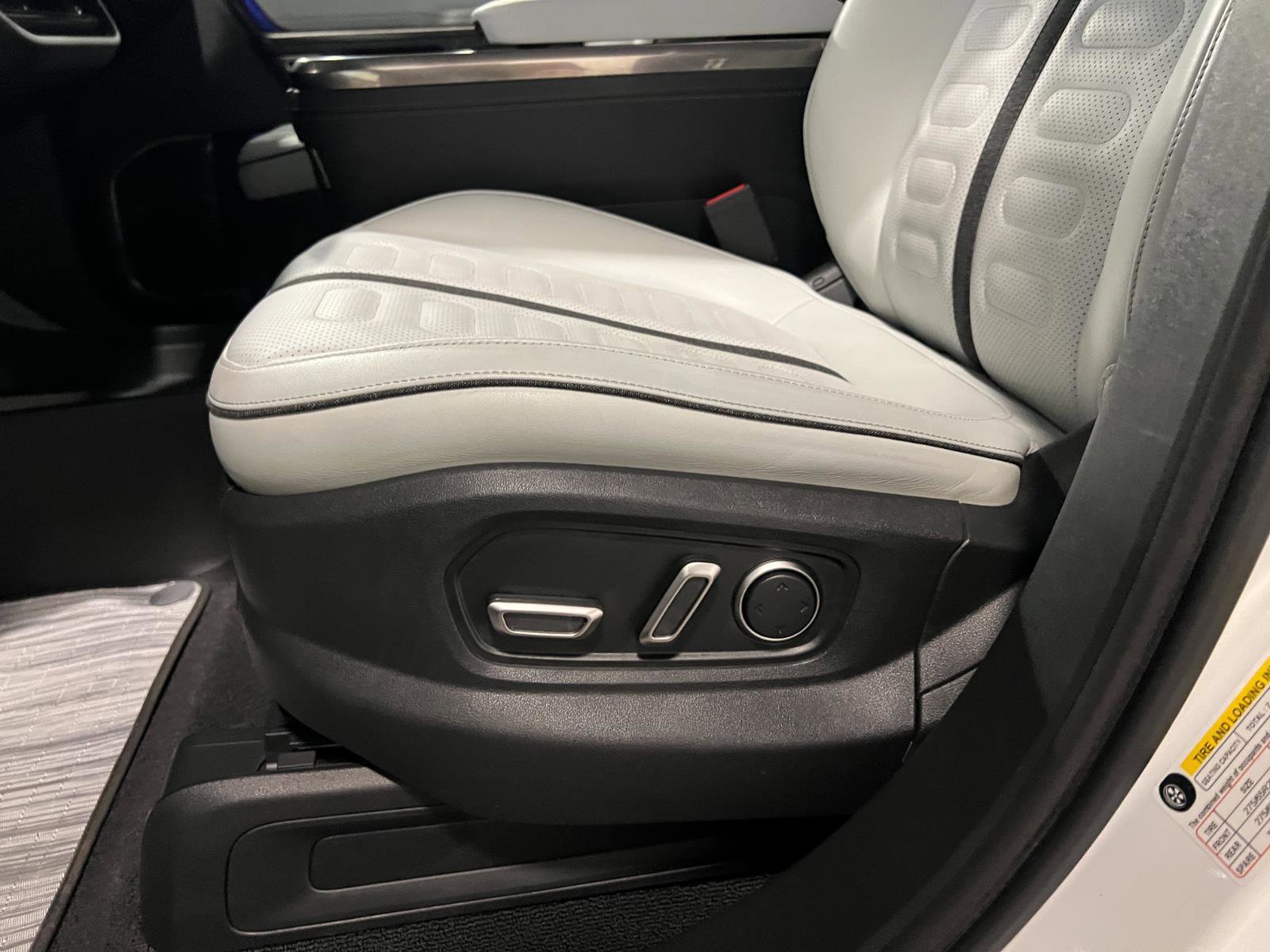 Used 2024 Rivian R1S Adventure AWD/4WD image 22