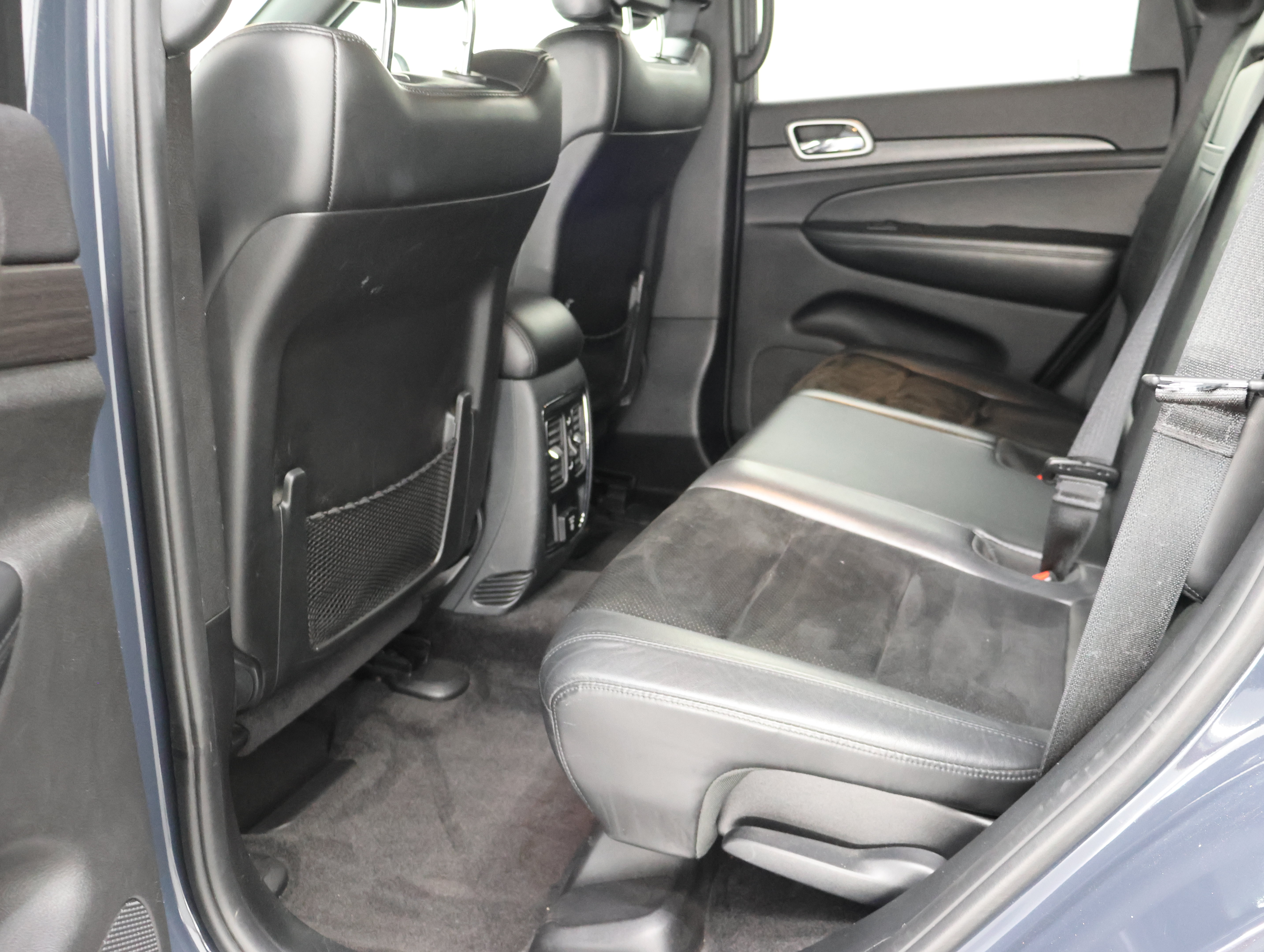 Used 2018 Jeep Grand Cherokee Altitude AWD/4WD image 8