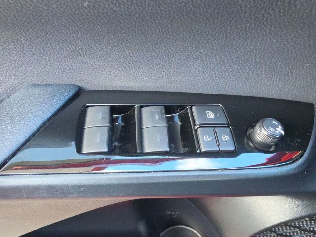 Used 2020 Toyota Prius L Eco w/ Carpet Mat Package FWD image 18