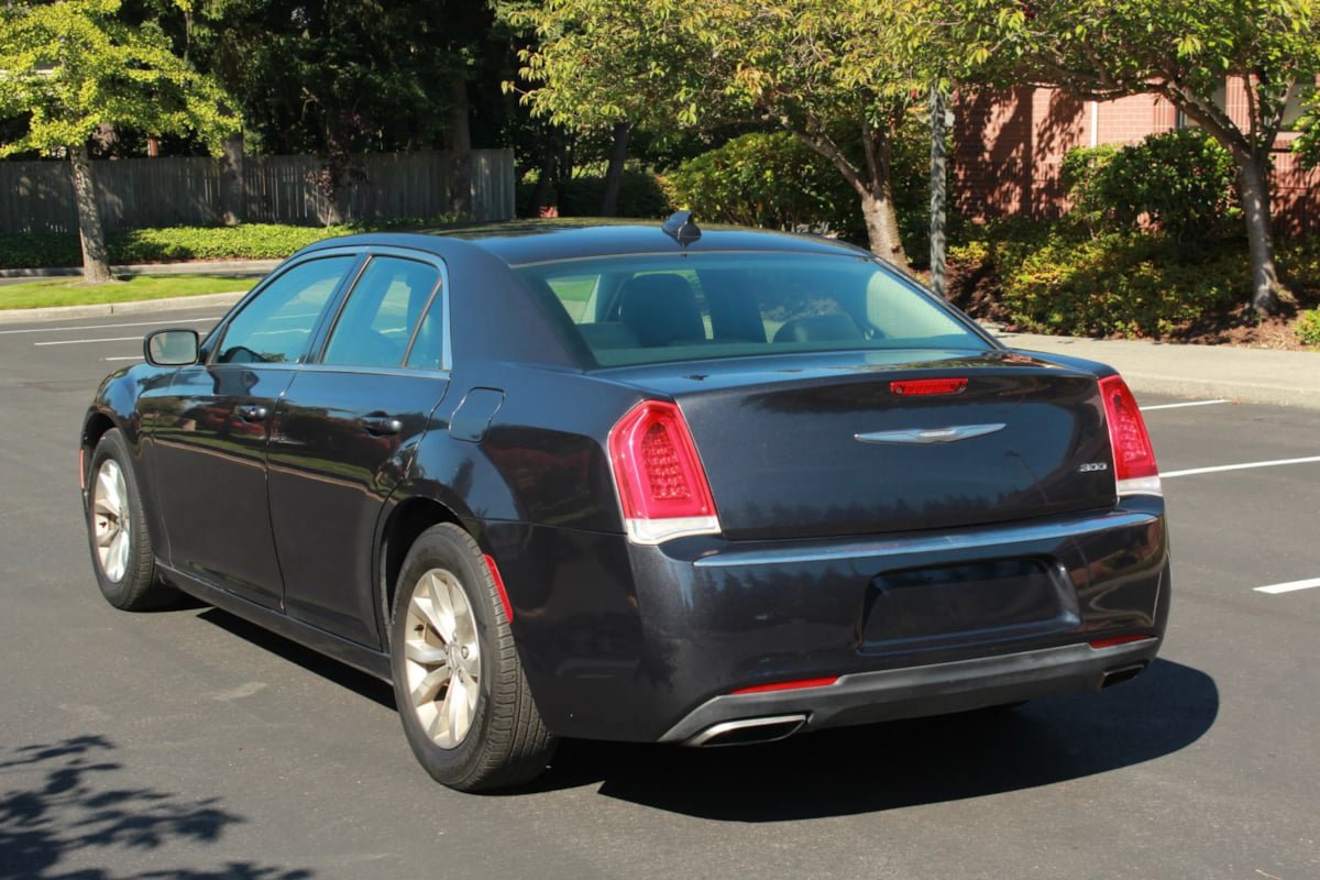 Used 2015 Chrysler 300 Limited RWD image 5