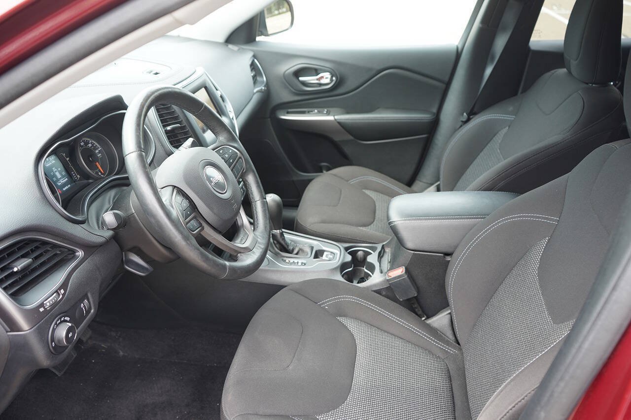 Used 2019 Jeep Cherokee Latitude w/ Cold Weather Group AWD/4WD image 14