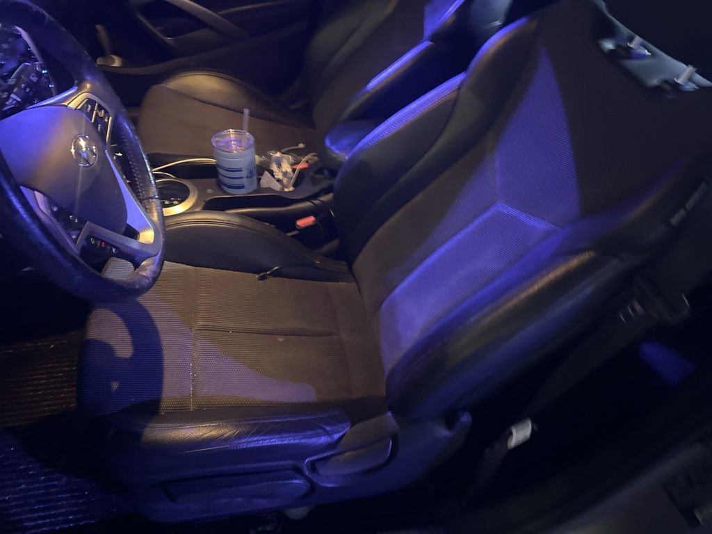 Used 2013 Hyundai Veloster w/ Style Pkg image 2