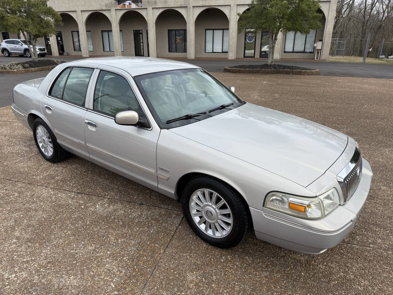 Used 2011 Mercury Grand Marquis LS image 3