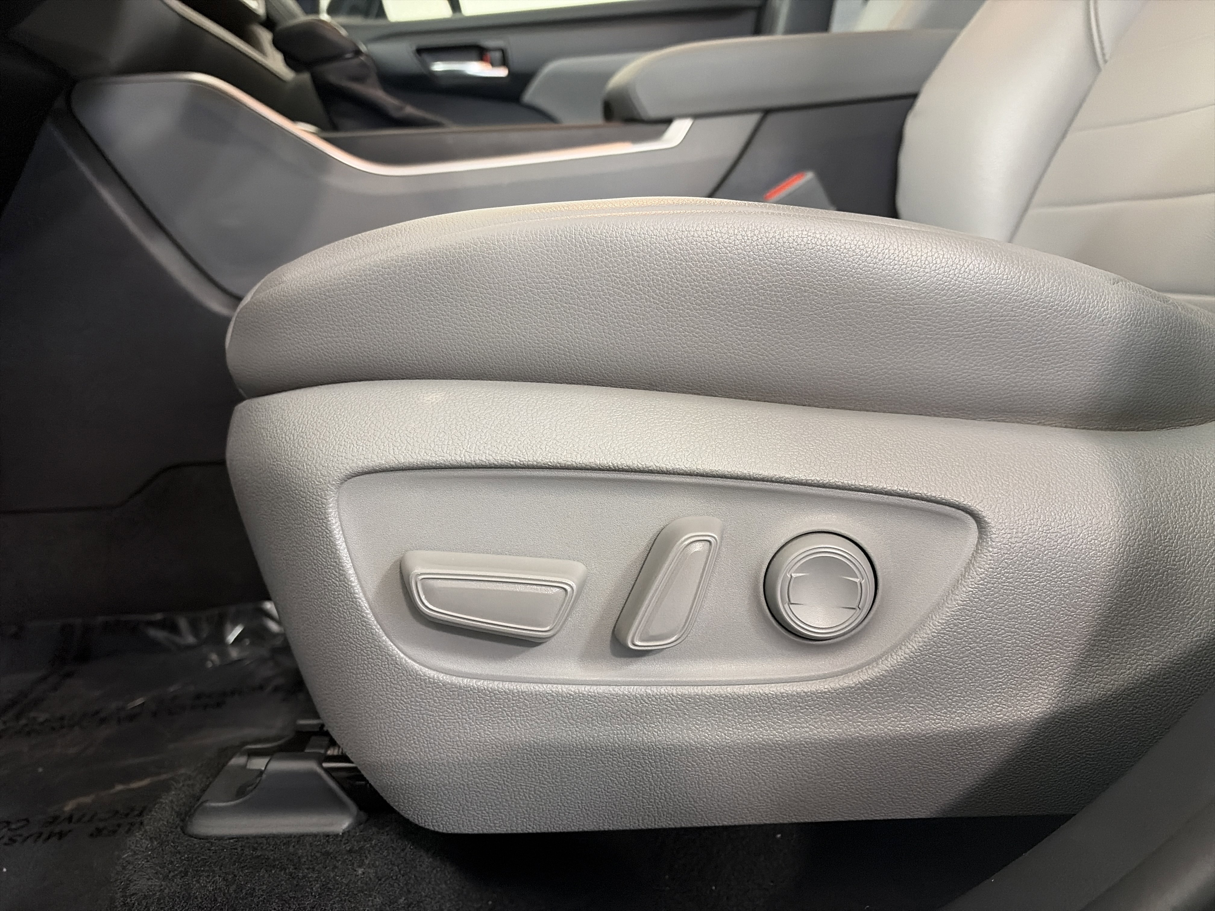 Used 2020 Toyota Highlander XLE image 15