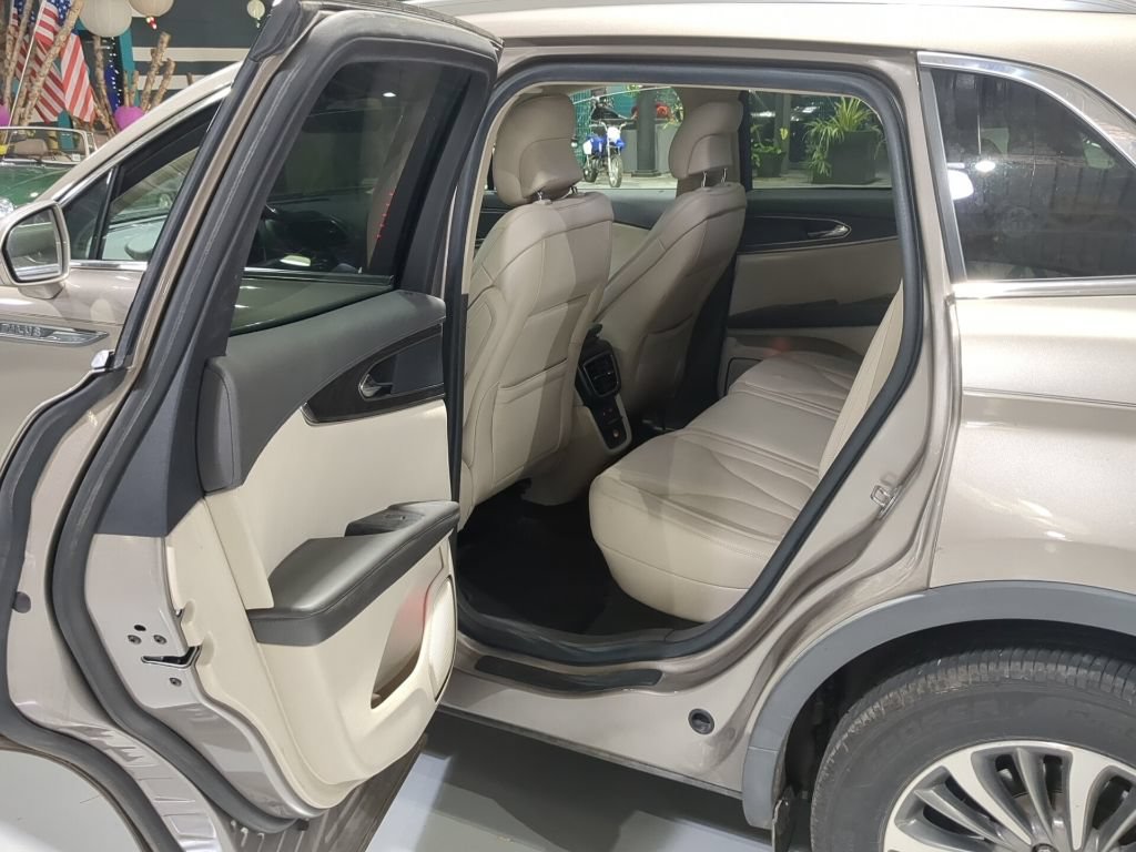 Used 2019 Lincoln Nautilus Select AWD/4WD image 12
