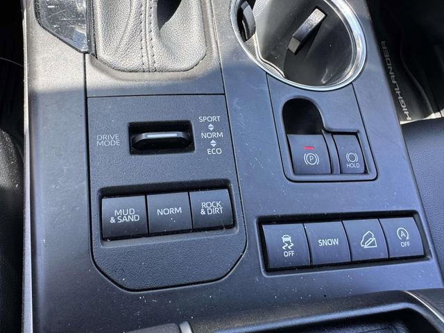 Used 2021 Toyota Highlander XLE AWD/4WD image 39
