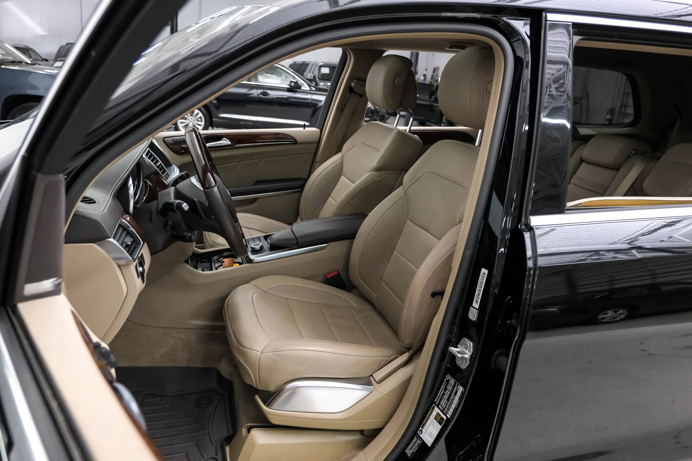 Used 2015 Mercedes-Benz GL 550 4MATIC image 25