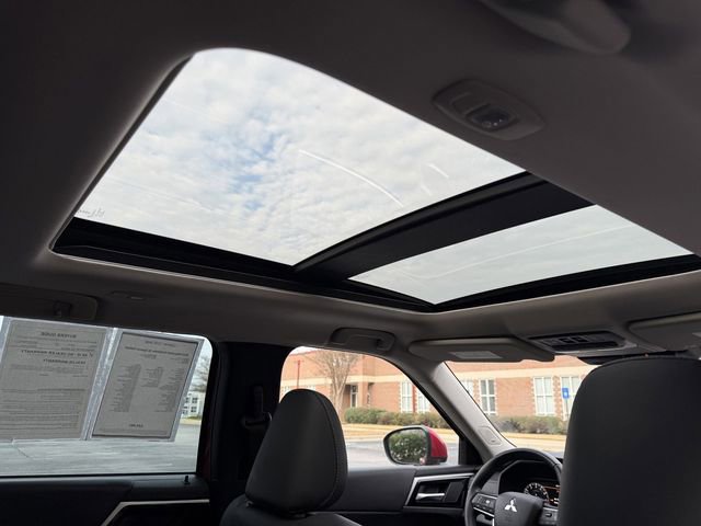 Used 2023 Mitsubishi Outlander SE image 29