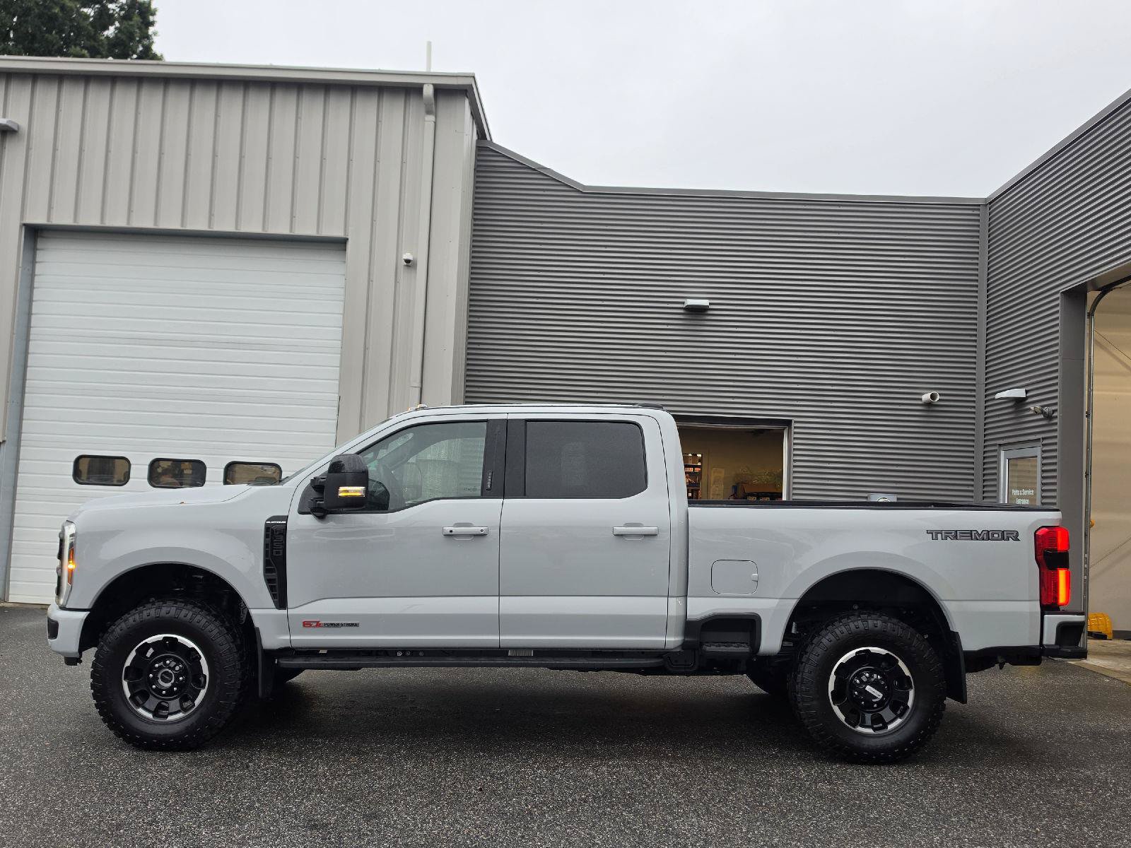 Used 2026 Ford F350 Platinum w/ Tremor Off-Road Package AWD/4WD image 7