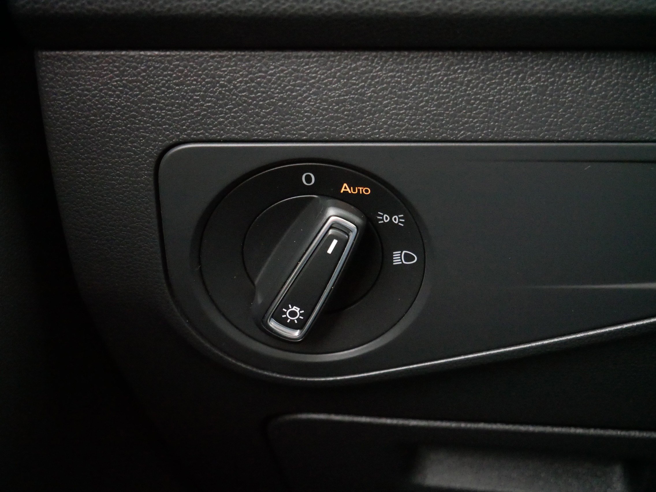 Used 2021 Volkswagen Tiguan SE w/ Panoramic Sunroof Package image 26