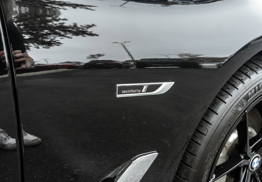 Used 2023 BMW 530e RWD image 4