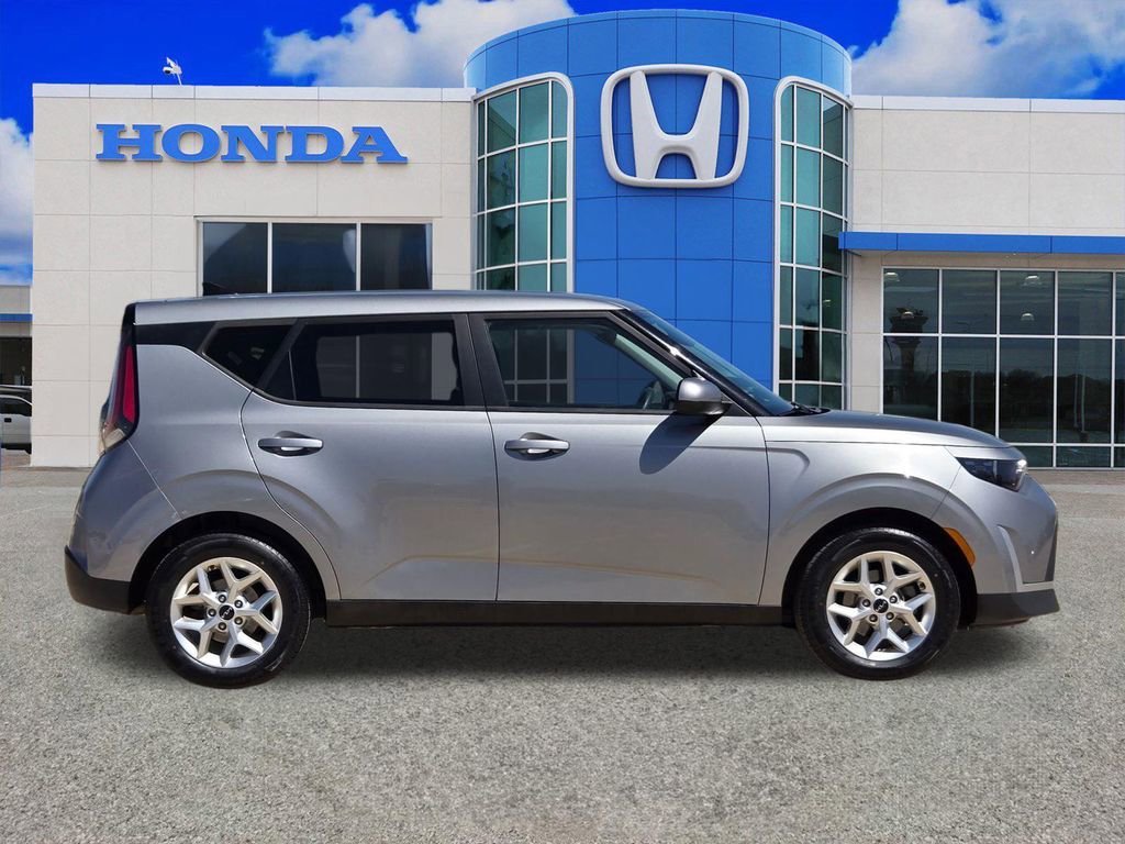 Used 2023 Kia Soul LX w/ Option Group 015 image 2