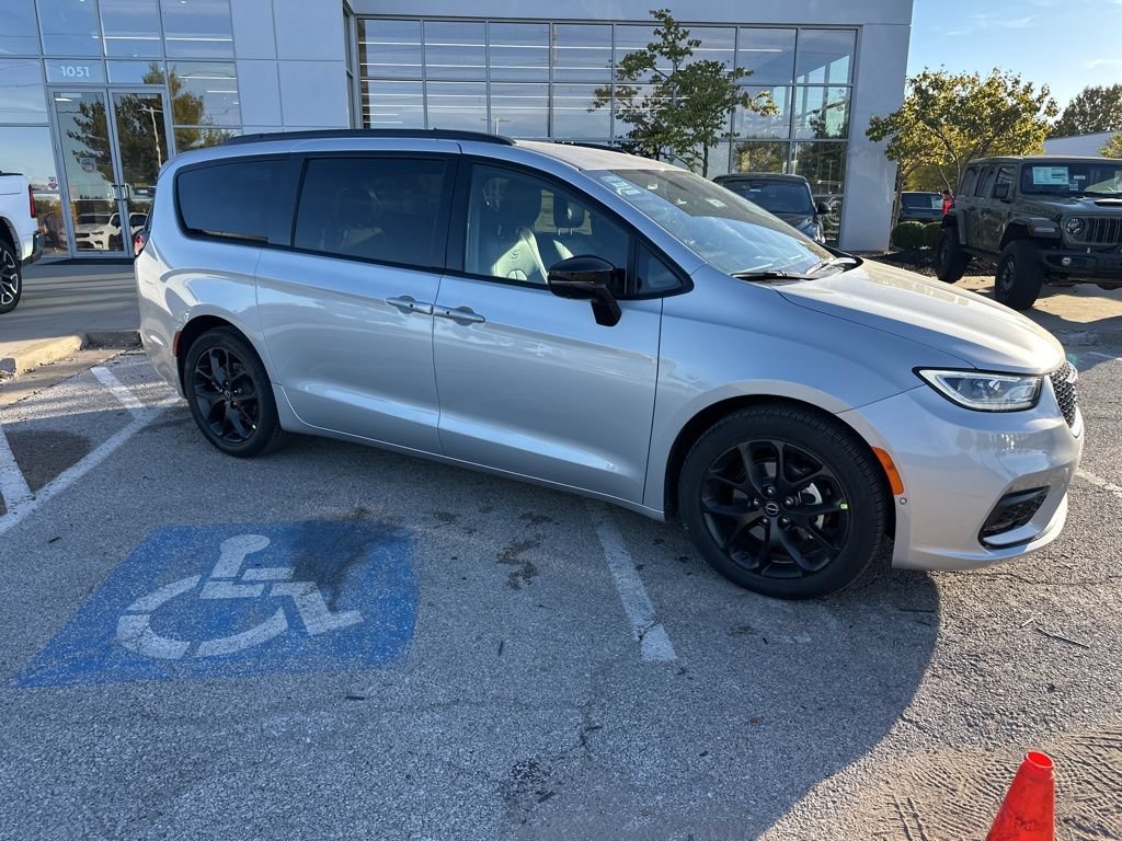 New 2026 Chrysler Pacifica Select FWD image 39