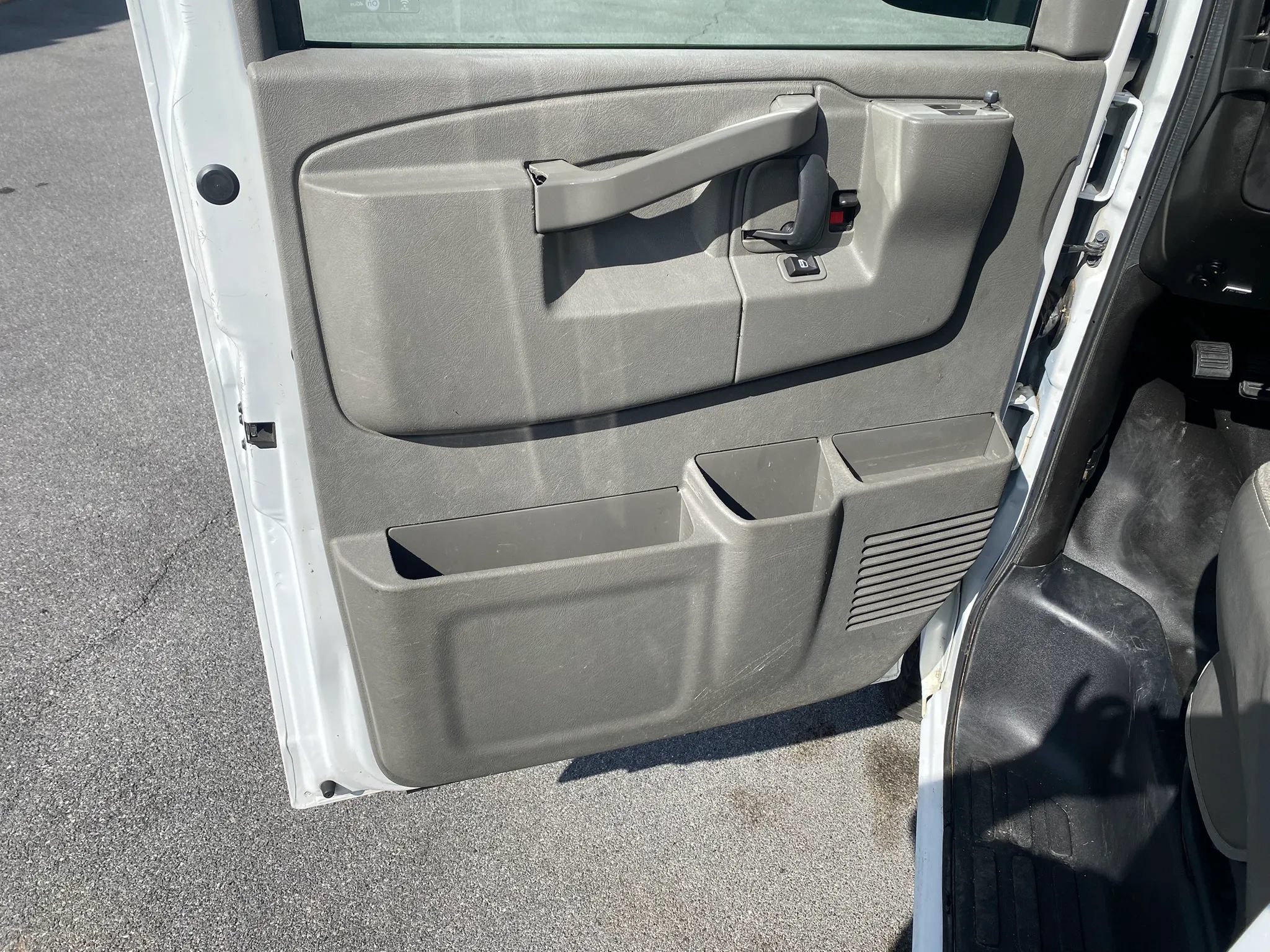 Used 2016 Chevrolet Express 2500 Extended RWD image 8
