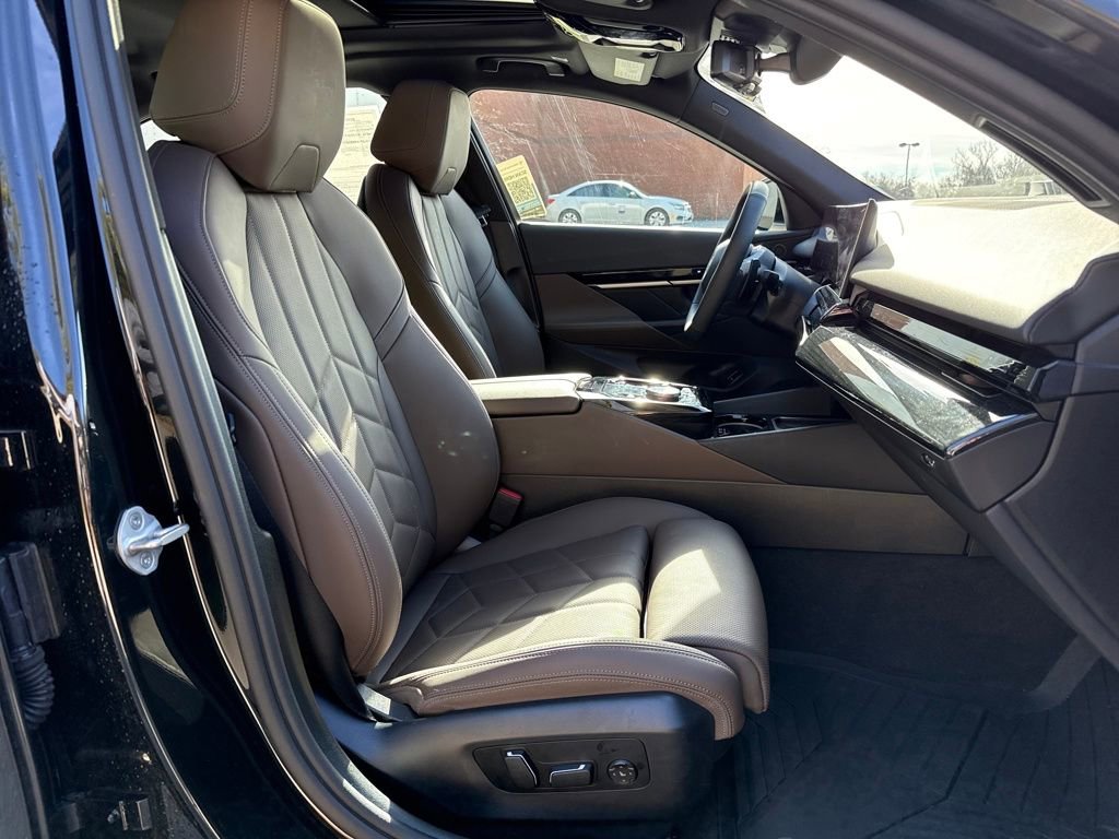 Used 2025 BMW 530i xDrive w/ Premium Package image 31