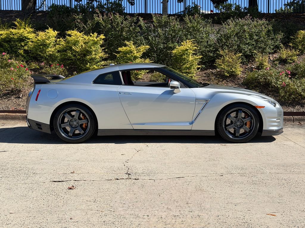 Used 2015 Nissan GT-R Black Edition image 2