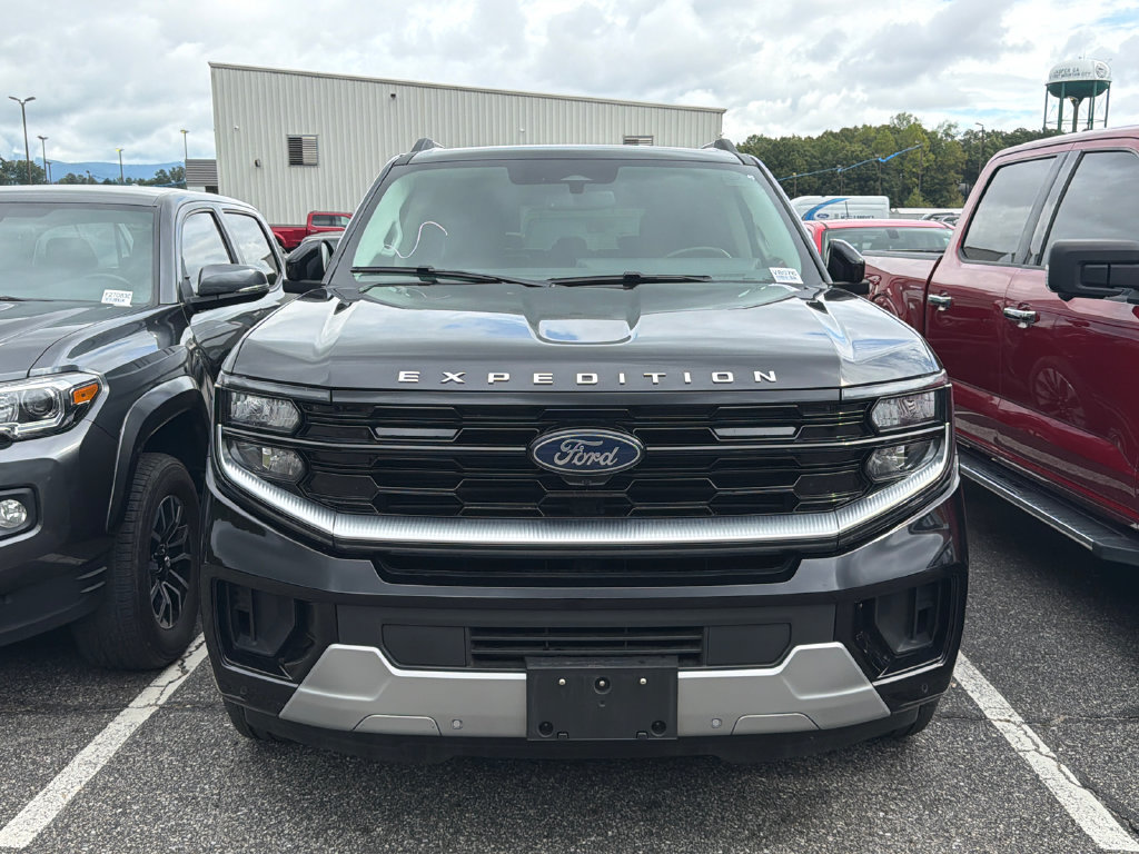Used 2026 Ford Expedition Platinum w/ Driver's Package AWD/4WD image 2
