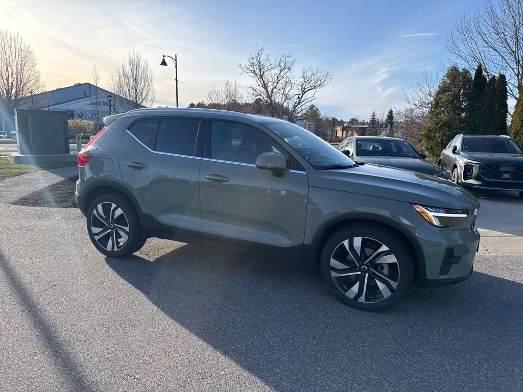 Used 2023 Volvo XC40 B5 Plus w/ Driver Assist Package AWD/4WD image 2