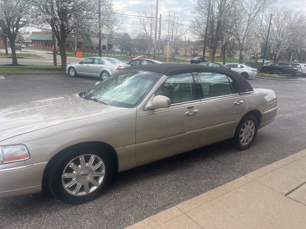 Used 2009 Lincoln Town Car Signature Limited image 4