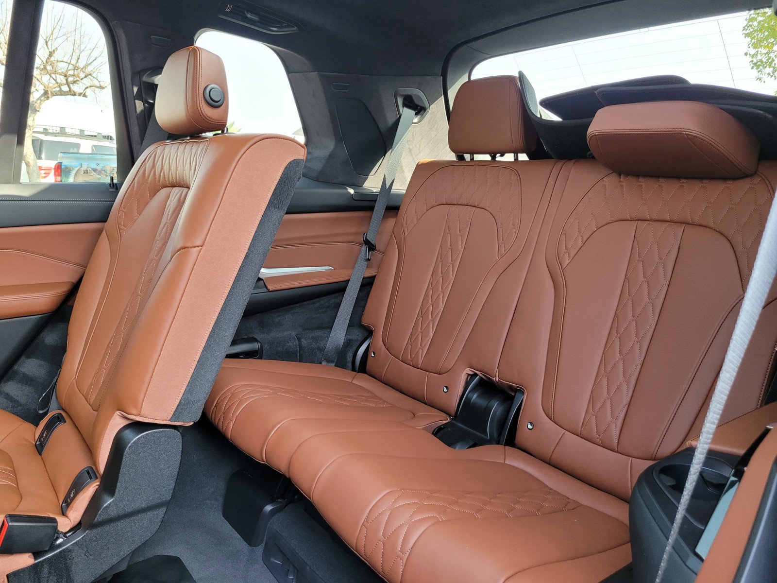 Used 2025 BMW X7 M60i w/ Climate Comfort Package image 12