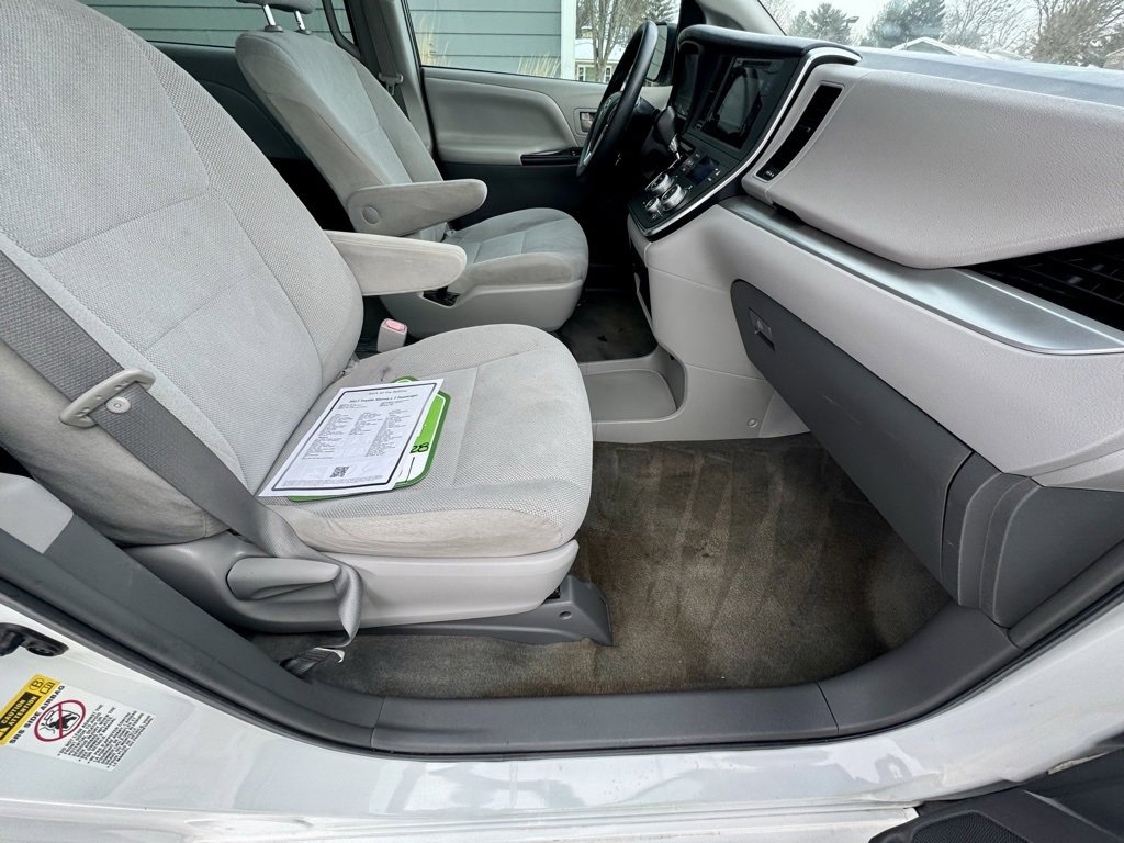 Used 2017 Toyota Sienna L image 17