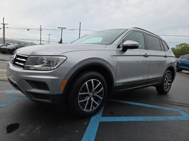 Used 2019 Volkswagen Tiguan SE w/ Panoramic Sunroof Package AWD/4WD image 3