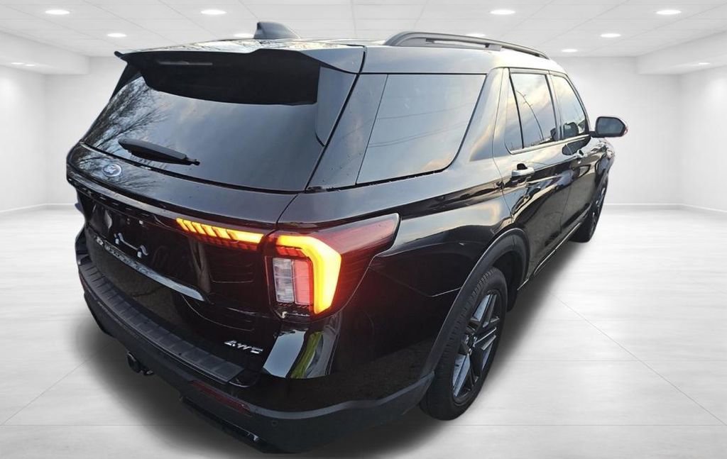 Used 2025 Ford Explorer ST-Line w/ ST-Line Street Pack image 4