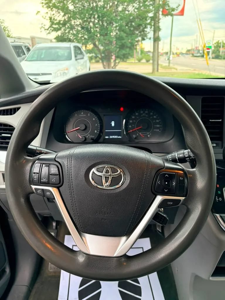 Used 2015 Toyota Sienna LE FWD image 13