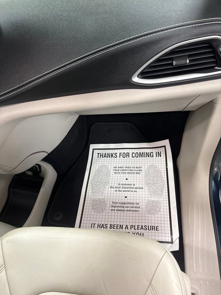 Used 2021 Chrysler Pacifica Touring-L FWD image 25
