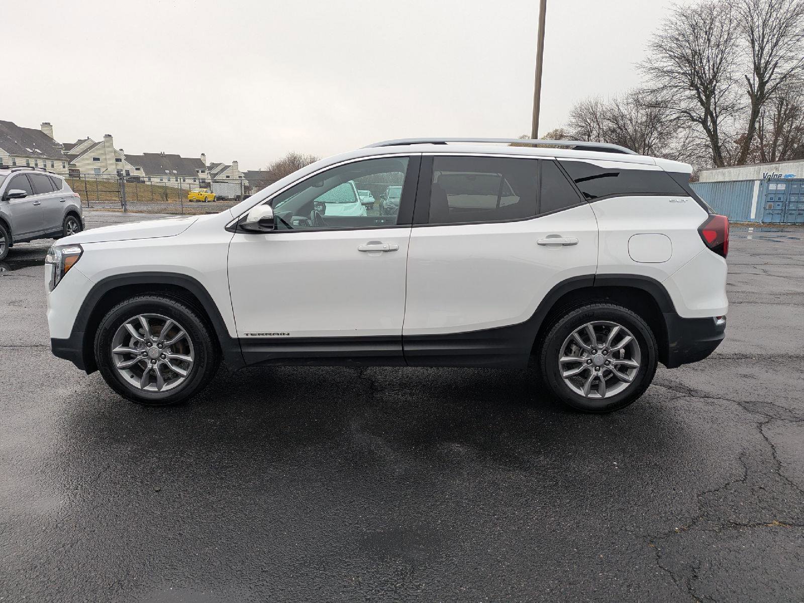 Used 2022 GMC Terrain SLT w/ Infotainment Package II image 4