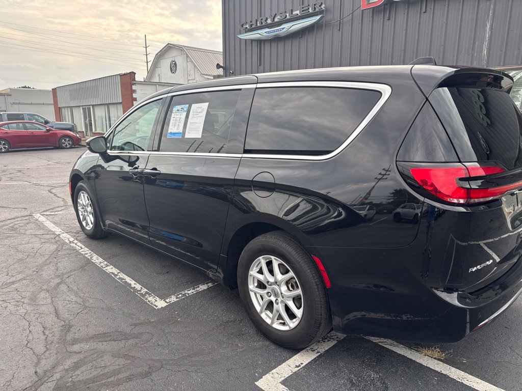 Used 2024 Chrysler Pacifica Touring-L FWD image 6