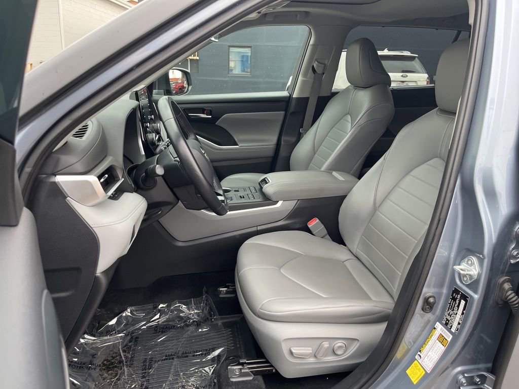 Used 2021 Toyota Highlander XLE image 7