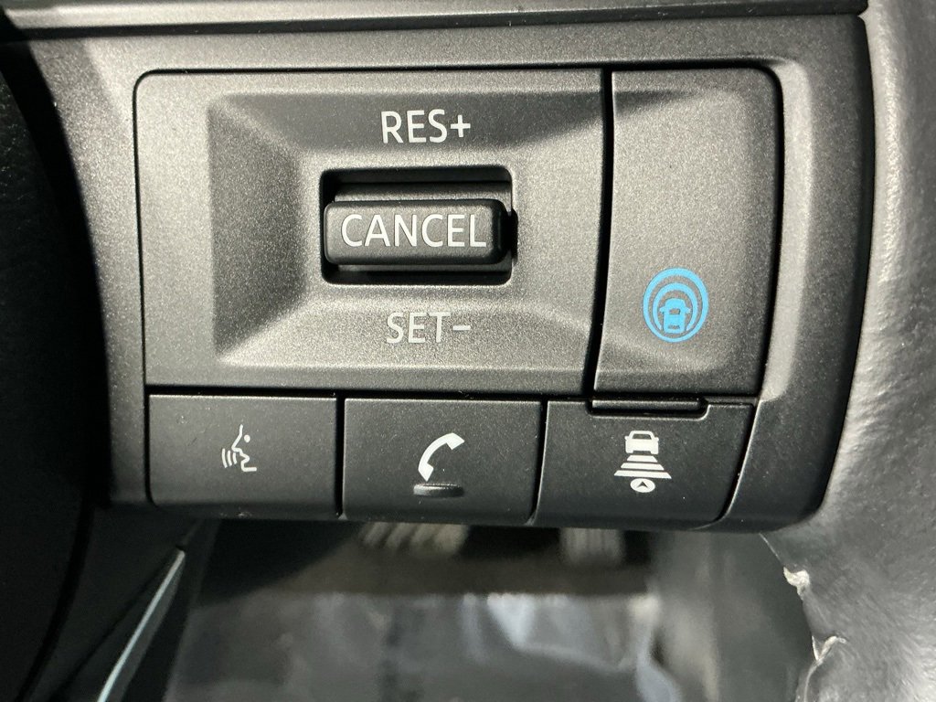 Used 2025 Nissan Pathfinder SV image 11