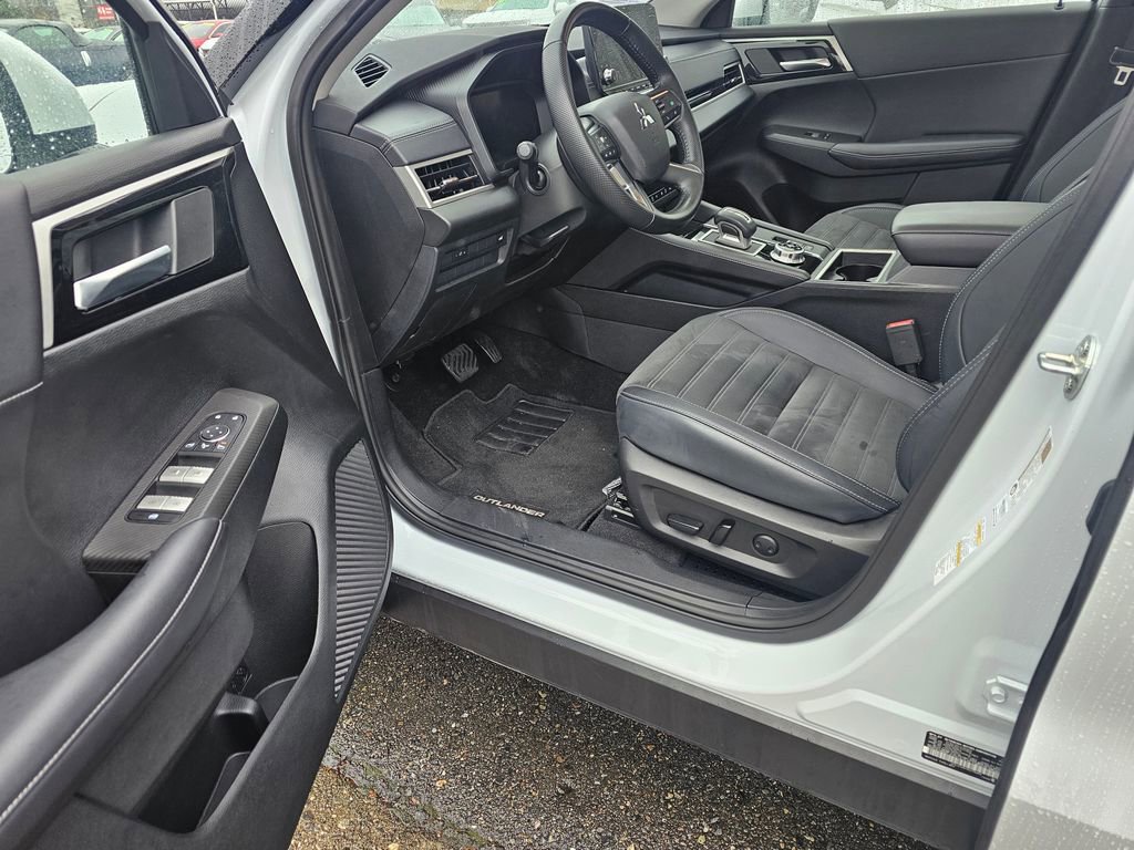 Used 2024 Mitsubishi Outlander SE image 11