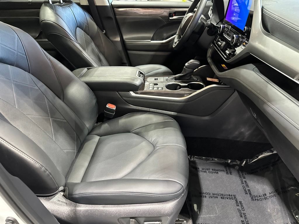 Certified 2026 Toyota Highlander Platinum AWD/4WD image 17