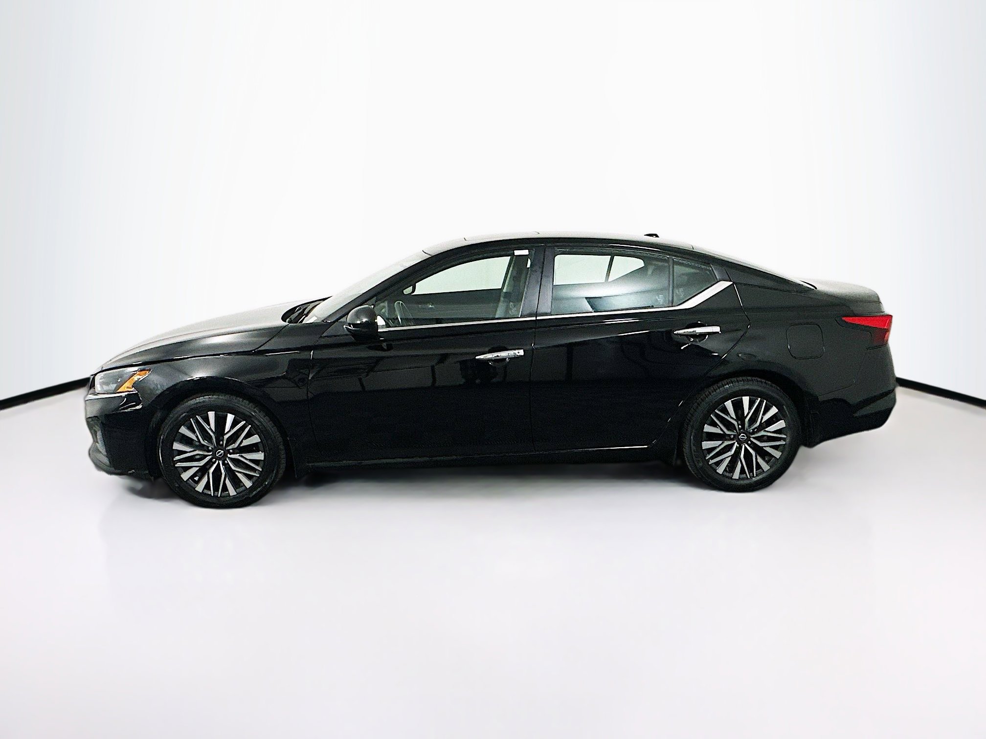 Used 2024 Nissan Altima 2.5 SV w/ SV Premium Package image 4