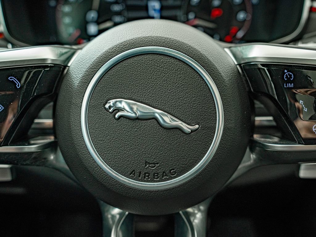 Used 2022 Jaguar F-PACE SVR image 23