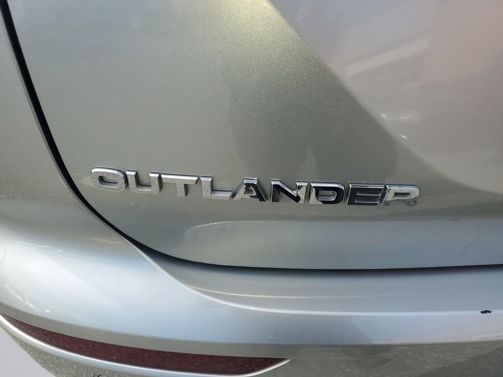 Used 2024 Mitsubishi Outlander SE image 17