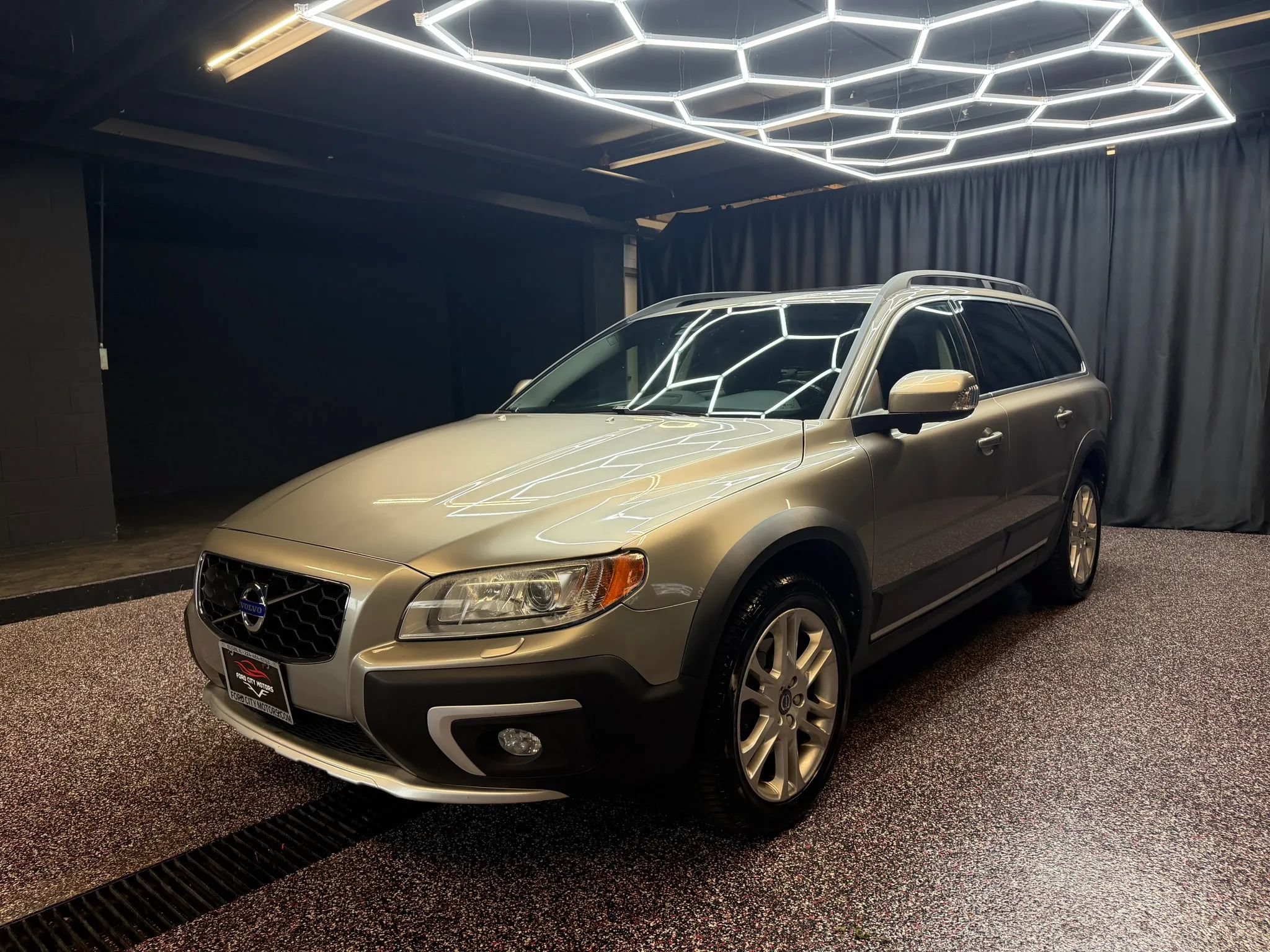 Used 2016 Volvo XC70 T5 Platinum w/ Protection Package AWD/4WD image 3