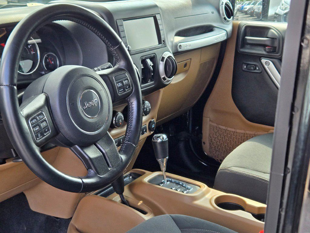 Used 2015 Jeep Wrangler Unlimited Sahara w/ Connectivity Group AWD/4WD image 19