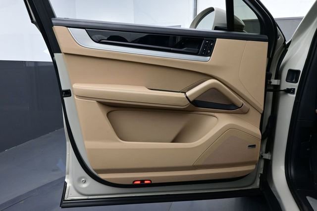 Certified 2025 Porsche Cayenne Coupe AWD/4WD image 7