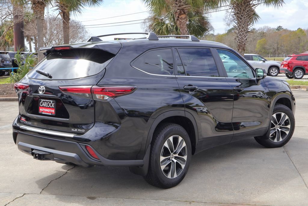Used 2024 Toyota Highlander XLE image 2
